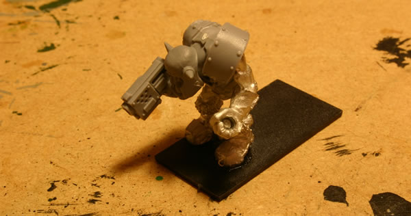 The crew have been more heavily converted using the plastic components from the Ork Boyz sprue. 