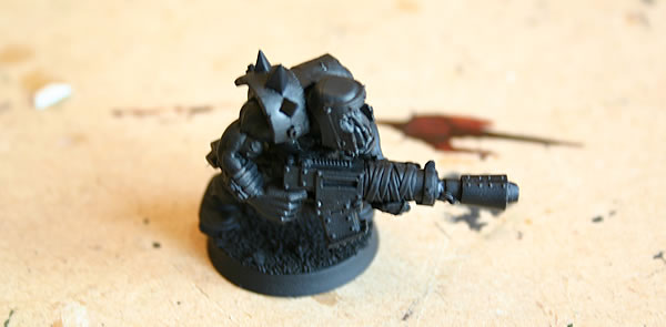 I start off with a black undercoat and then do all the metallic bitz with a drybrush of tin bitz and chainmail.