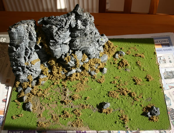 Still needing to add some more foliage and some different flock to get a more natural feel. So I added some more foliage using a rougher Woodland Scenics flock and some lichen as a base to give it some depth.
